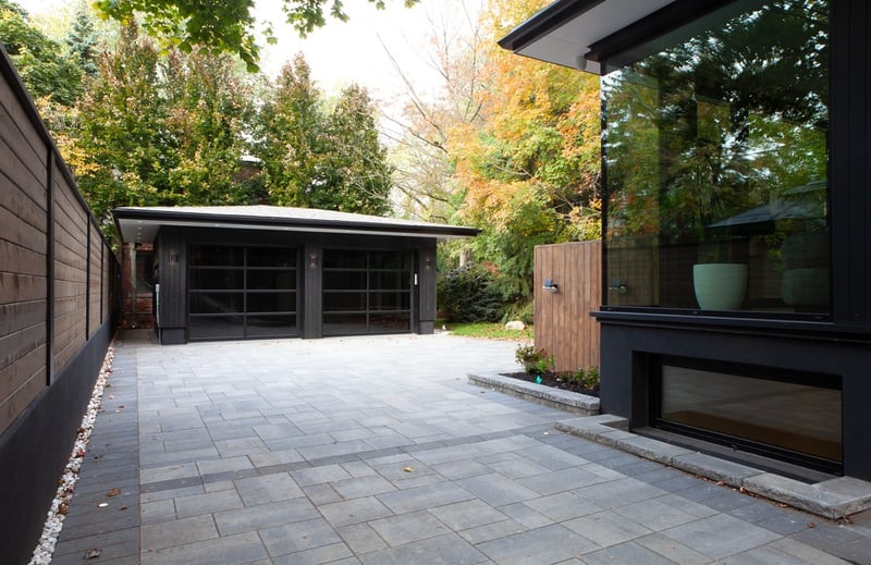 Driveway and garage of Toronto luxury home by SevernWoods