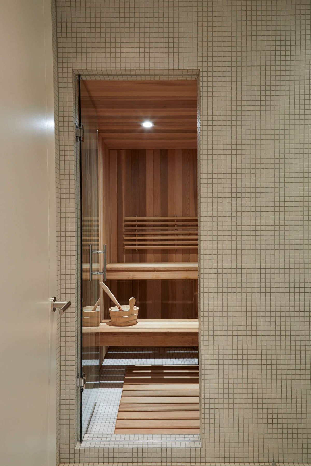 Custom sauna in Toronto home by SevernWoods 