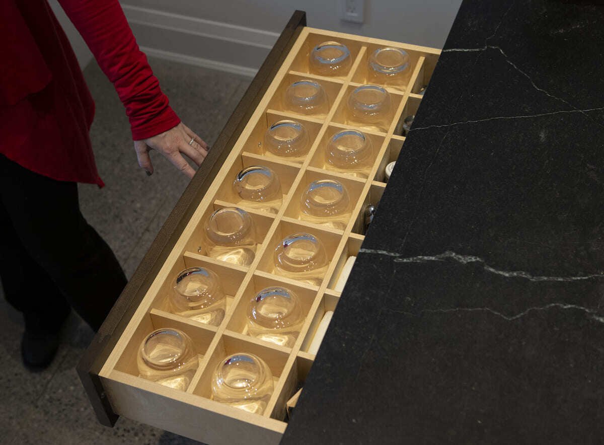 custom-pull-out-glassware-drawers-kitchen-leslieville-severnwoods-toronto