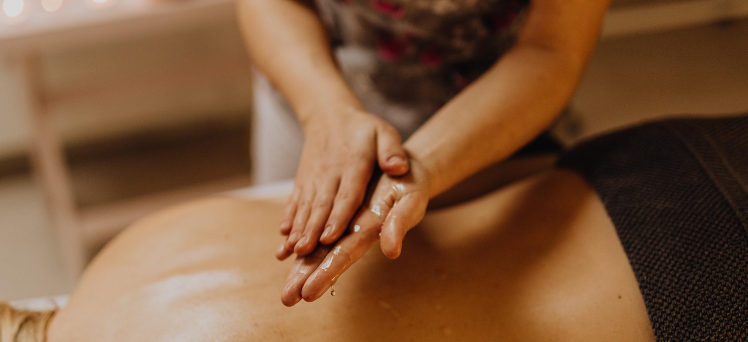 masseuse with massage oil on her hands at ste anne spa ontario winter staycation (1)