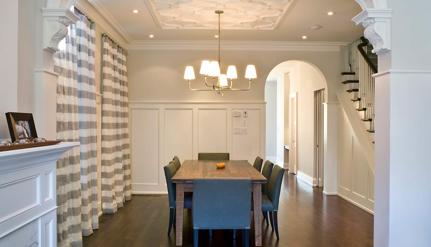 dining-room-molded-ceiling-arched-doorway-chandelier-little-italy-severnwoods-toronto