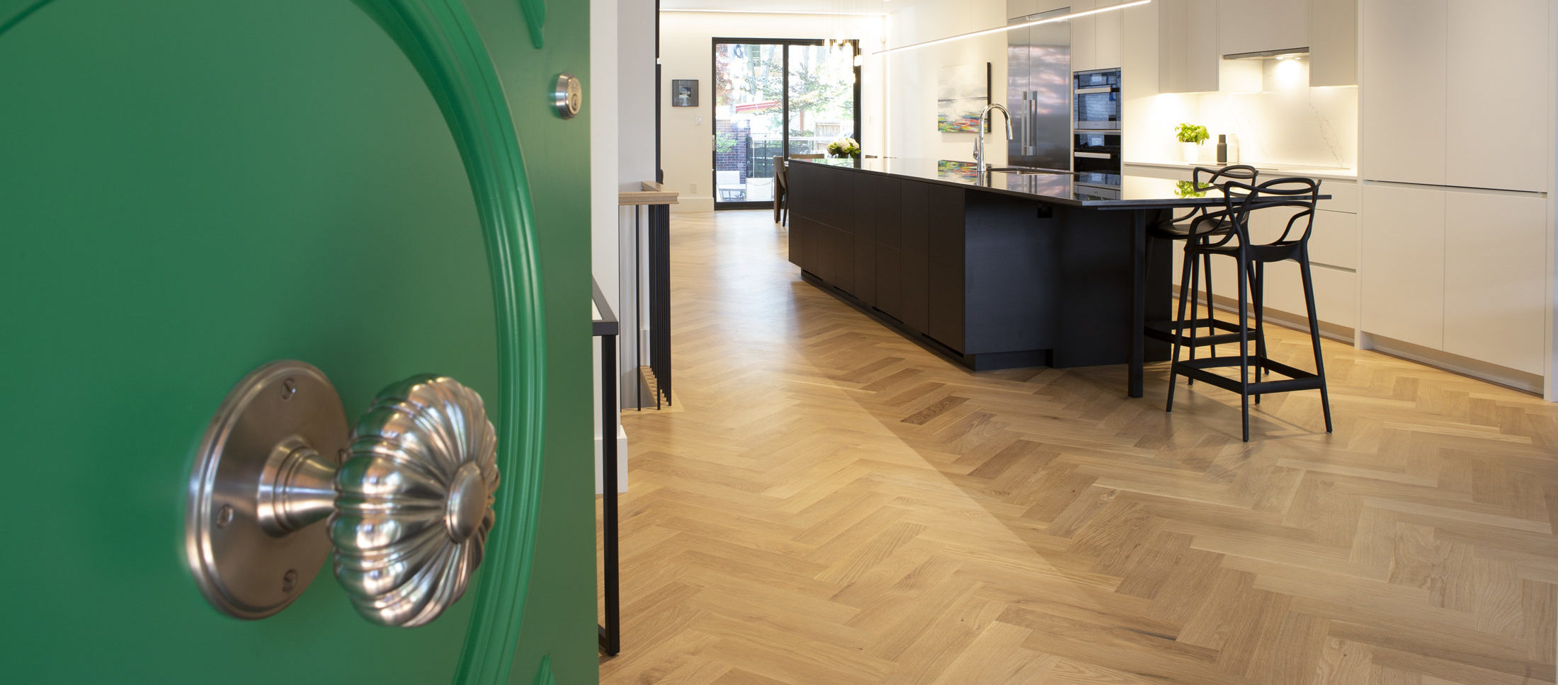 Front door entrance with view of open-concept modern kitchen