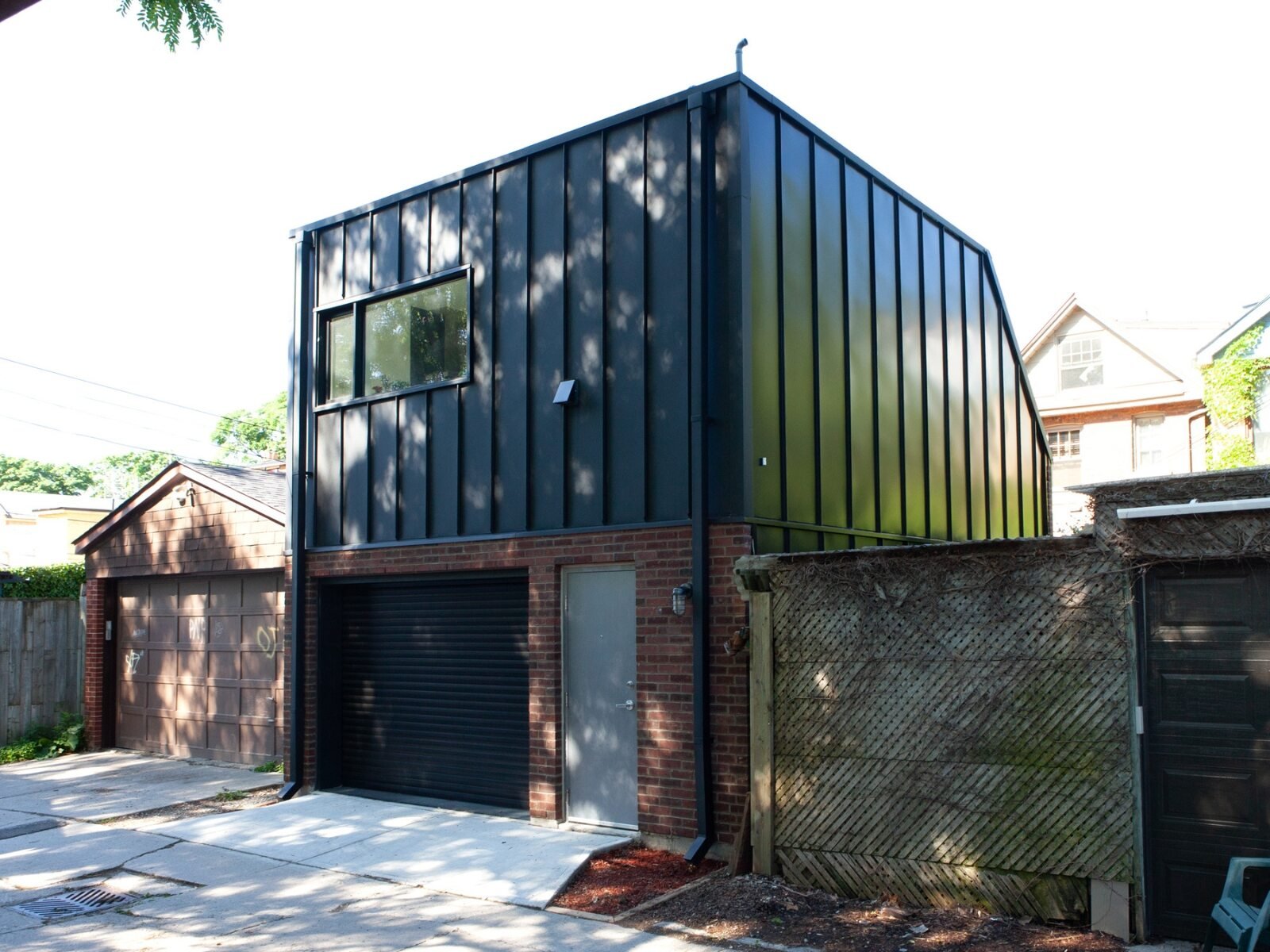 Exterior of one bedroom laneway house in Toronto by SevernWoods