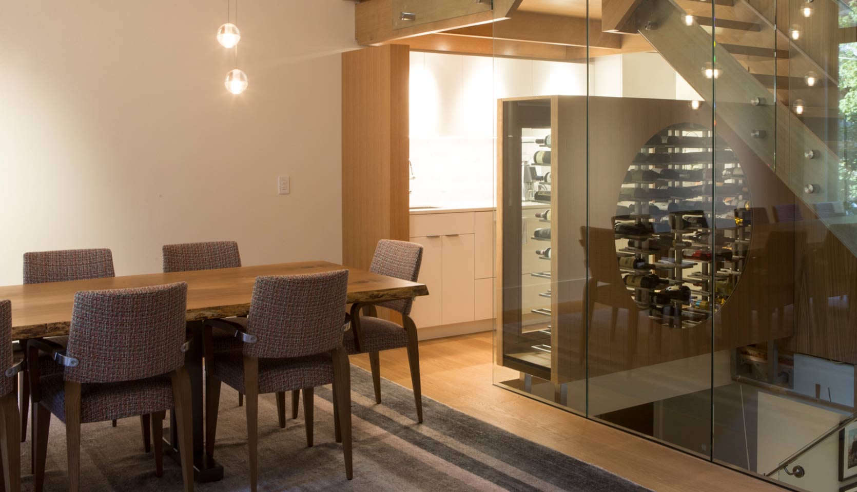 beach-ravine-House-Dining-with-glass-wall-and-wine-cellar